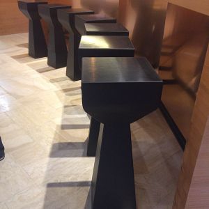 JULIWERK: Tische und Barhocker für Restaurant. Individuell gefertigt aus 2-mm Stahlblech und schwarz pulverbeschichtet.