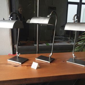 JULIWERK: Schreibtischlampe aus Stahl, fein geschliffene Oberfläche, mit Textilkabel und 	LED Glühbirne, 10W